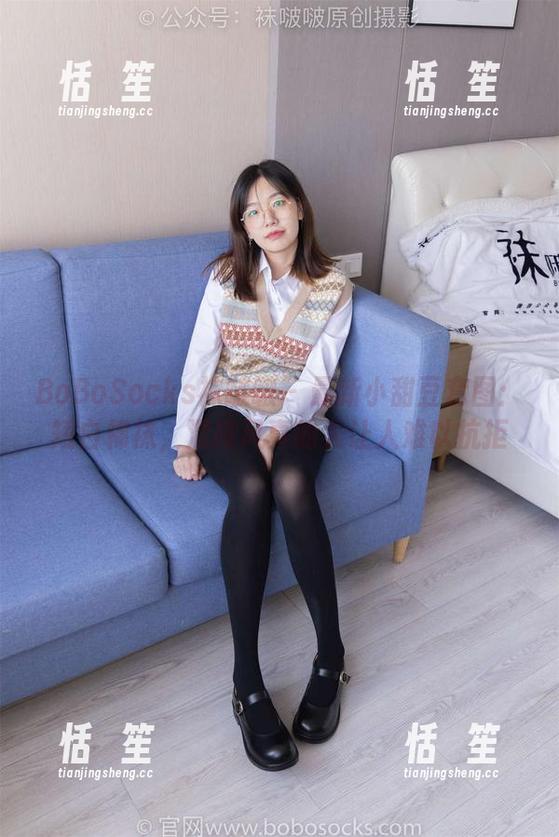 BoBoSocks袜啵啵-小甜豆 BoBoSocks袜啵啵 - 最新小甜豆套图:短白棉袜,混搭风真的太让人难以抗拒