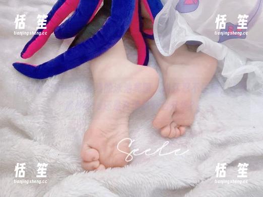 Seele麦麦 每当看到Seele麦麦的泳池美图,我就忍不住想,这到底是cos还是在传递什么升华?