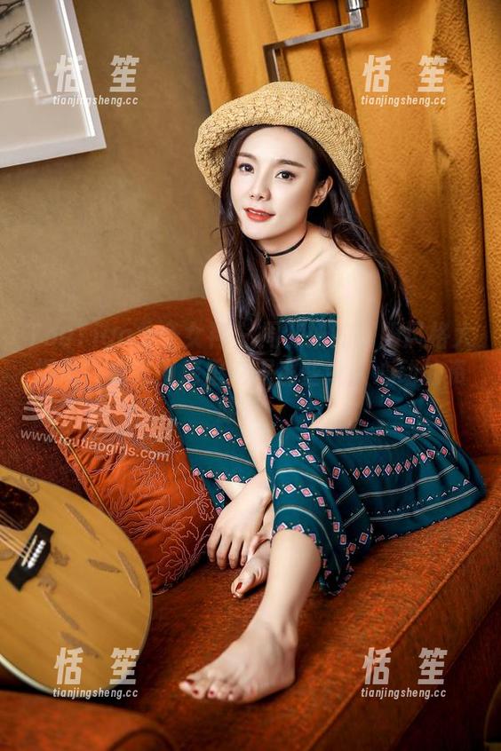 TouTiao头条女神-周熙妍 TouTiao头条女神 - 周熙妍的制服风格大揭秘!快来图库里挖掘那些令人心动的资源吧~