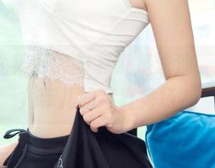 UGirls尤果网 – 与其说是泳池，不如说是尤菲儿的写真秀场？