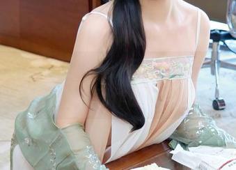 Xiuren秀人网 – 从小猪peggy的白裙看生活：福利和作品的巧妙碰撞