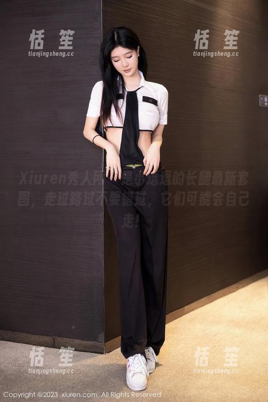 Xiuren秀人网 - 是小逗逗的长腿最新套图，走过路过不要错过，它们可能会自己走！