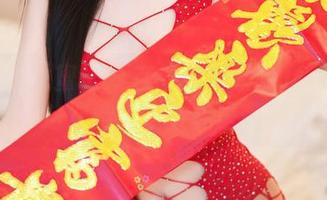 YouMi尤蜜荟 – 在线跟随娇喘JC旅拍图集：这次她竟在丛林里爬树！？