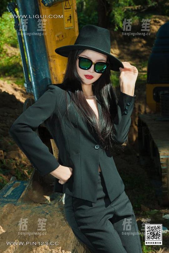 丽柜-小七 丽柜 - 透析小七纯白写真更新:纯净之外,似乎还藏着点小故事,谁来解读一下?