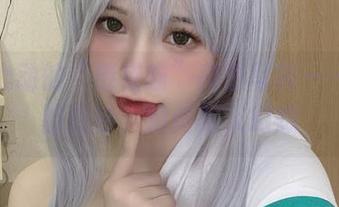 让人心动的“倦倦喵”高清写真——巫女的轻吟，瞬间陷入幻想
