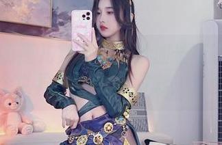当小小奶瓶儿穿上兔女郎加长版的cos服时，整个世界都在为她喝彩，套图爆棚！