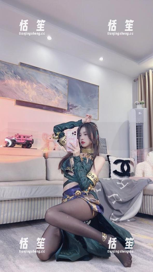 小小奶瓶儿 从小小奶瓶儿的校园私拍中找乐子:你绝对没见过的姿势!