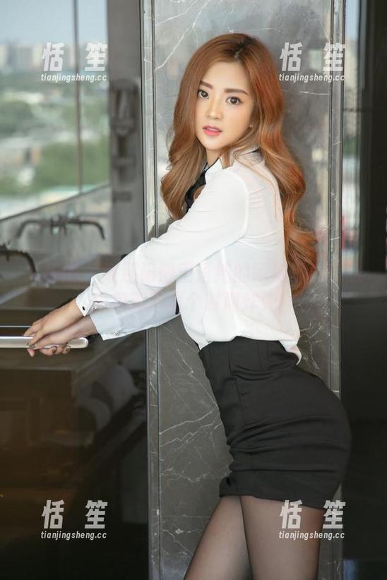 尤果网-王语纯 尤果网 - 谁还记得王语纯的网袜写真?这图包简直是个时尚炸弹!