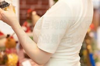 尤蜜荟 – 是小逗逗与她的双人定制图集，一场隐秘的视觉狂欢。