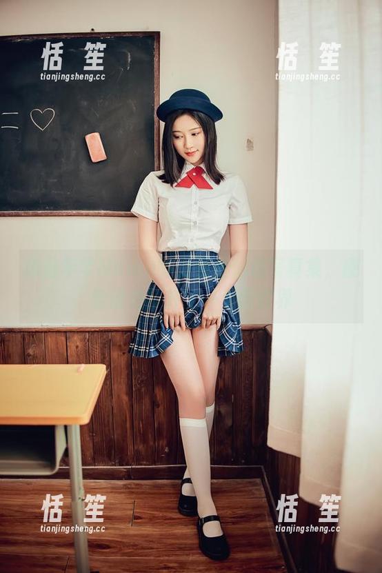 年年Nnian 精选年年Nnian的爱丽丝仙境写真集,感觉像是打开了一个新世界