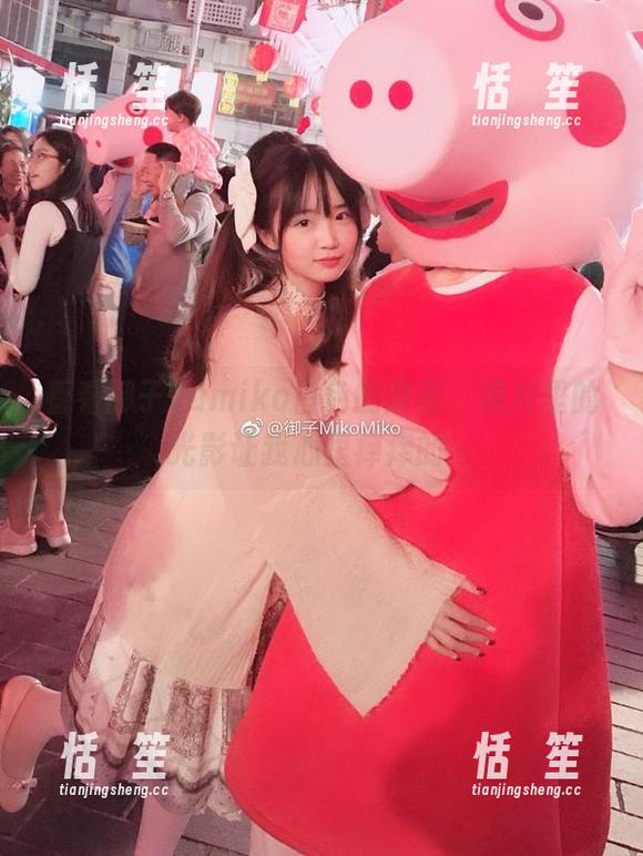 御子Yumiko 看看御子Yumiko白色的原图,照片里的光影让我心里痒痒的~