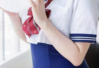日奈娇在天台上拍写真，风一吹，我也跟着飘了！