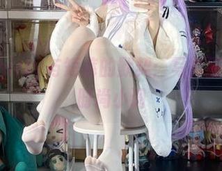 白栎Shirly与短裤的默契：写真图包中的时尚小调