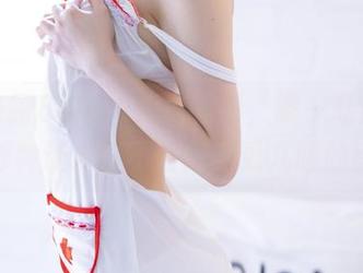 我看白露Bululu的白衬衫，嗯…私房照，就是那种让人忍不住想多看几眼的感觉。