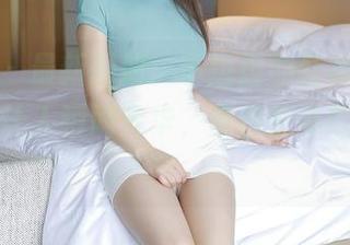 秀人网 – 最新图册：小逗逗的红裙子，穿上去就让人瞬间升华，黑白配真的Out了！