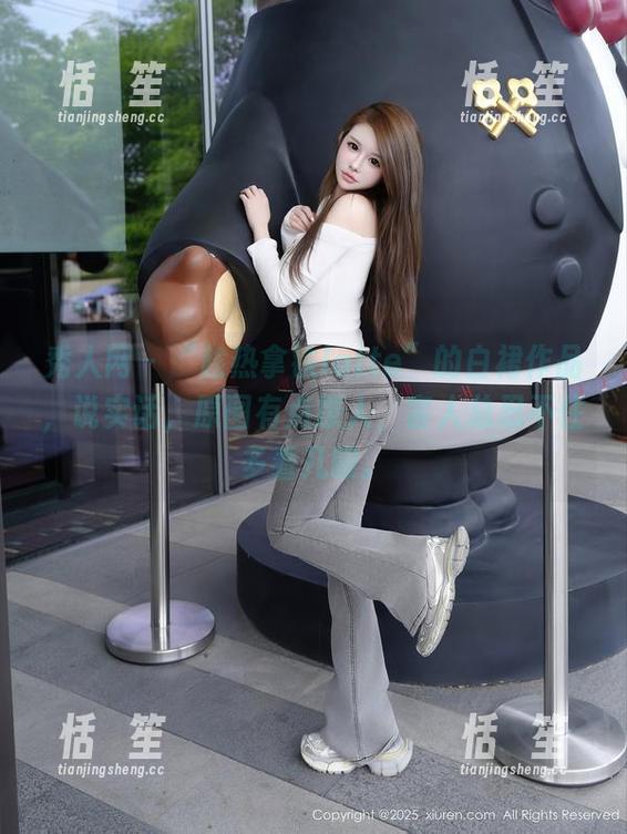 秀人网-趁热拿铁latte 秀人网 - “趁热拿铁latte”的白裙作品,说实话,原图有点撩人,害人总忍不住多看几眼。