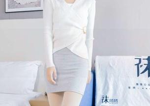 袜啵啵 – 裸足花絮版：泡芙也太会玩了吧，这个写真集得下载回去慢慢品味。
