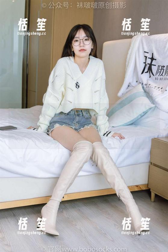 袜啵啵-甜甜圈 袜啵啵 - 观看甜甜圈的这个作品,我的眼睛似乎掉进了薄黑丝的迷宫,脚尖加固款的魅力无处不在。