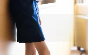 语画界 – 看，杨晨晨的黑丝美腿图包，职业制服也有春天啊！