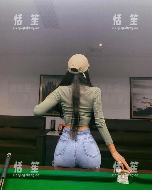 陈佩奇 微密圈 - 陈佩奇的黑胶格子裙合集:每一条裙都像是在叨叨更新她的态度。