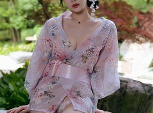 雯妹不讲道理在无圣光下的连衣裙：真实与幻想的微妙平衡