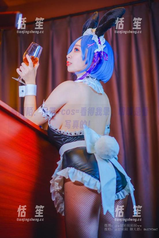 韶陌陌 韶陌陌:吊带+cos=看得我晕,明明是看写真的!