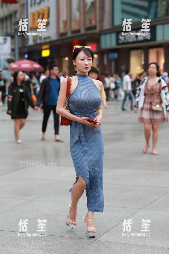 魔镜街拍-婷婷 魔镜街拍 - 办公室风云:婷婷的最新黑丝图片,真是职业与诱惑的完美结合。