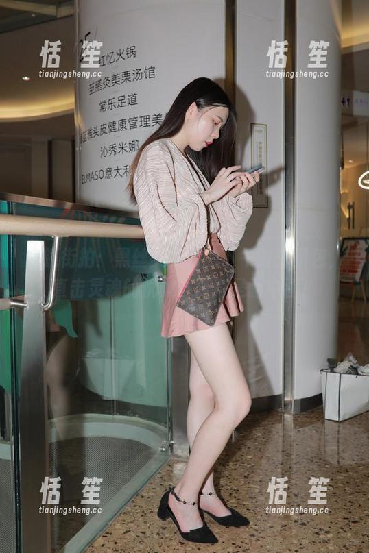 魔镜街拍 魔镜街拍:黑丝美少妇的下午时光图包,直击灵魂的优雅,简直是画中画!